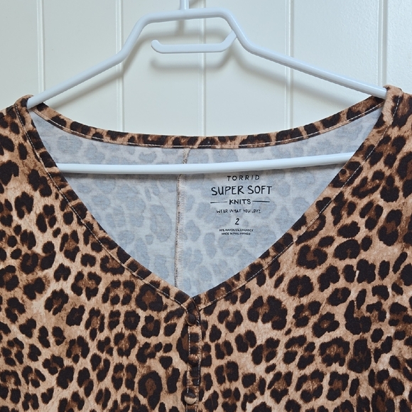 Torrid Women's Plus Size 2 Leopard Print V-Neck Short Sleeve Tee - Picture 3 of 6